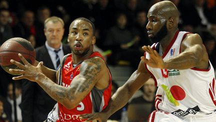 Marcus Denmon (Chalon) échappe à Louis Campbell (Strasbourg)