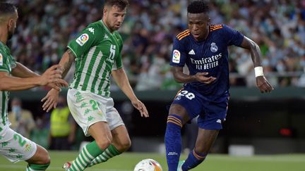 L'attaquant du Real Madrid, le Brésilien&nbsp;Vinicius Junior, tente de faire la différence face au Betis Séville, le 28 août.&nbsp; (CRISTINA QUICLER / AFP)