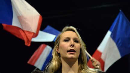 Marion Maréchal chante "La Marseillaise", durant un meeting à Fougères (Ille-et-Vilaine), le 20 janvier 2017. (JEAN-FRANCOIS MONIER / AFP)