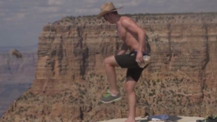 Un homme jette un &eacute;cureuil depuis le sommet du Grand Canyon (Etats-Unis). La sc&egrave;ne, film&eacute;e, a &eacute;t&eacute; relay&eacute;e par le "Daily Mail" le 2 ao&ucirc;t 2014. ( YOUTUBE)