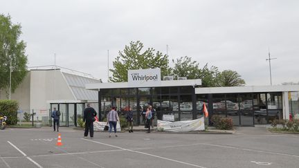 L'entrée de l'usine Whirlpool d'Amiens (Somme). D'autres salariés travaillent également sur le site, pour d'autres entreprises. (F. MAGNENOU / FRANCEINFO)