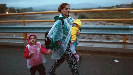 Une famille de migrants &agrave; Gevgelija (Mac&eacute;doine), le 7 octobre 2015. (ROBERT ATANASOVSKI / AFP)