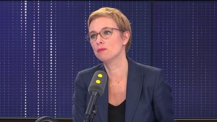 Clémentine Autain, députée LFI de Seine-Saint-Denis, est l'invitée de franceinfo le samedi 23 novembre. (FRANCEINFO / RADIO FRANCE)