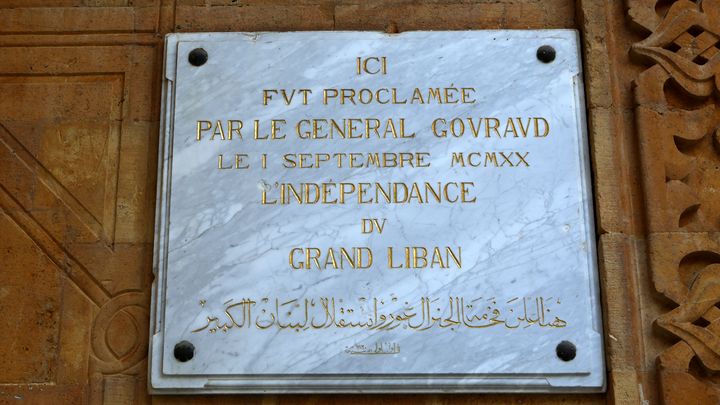 Une plaque&nbsp;célèbrant&nbsp;la création du Grand Liban, à l'ambassade de France à Beyrouth, le 14 septembre 2016. (PATRICK BAZ / AFP)