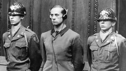 Karl Brandt (au centre), m&eacute;decin d'Adolf Hitler, est jug&eacute; &agrave; Nuremberg durant le "proc&egrave;s des docteurs", le 20 ao&ucirc;t 1947. Il sera ex&eacute;cut&eacute; le 2 juin 1948. (DPA / AFP)