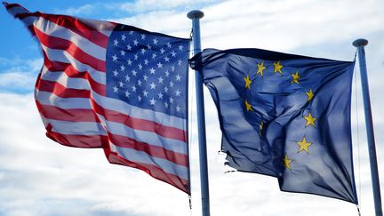 Le drapeau des États-Unis et celui de l'Union européenne. (JENS KALAENE / ZB / MAXPPP)