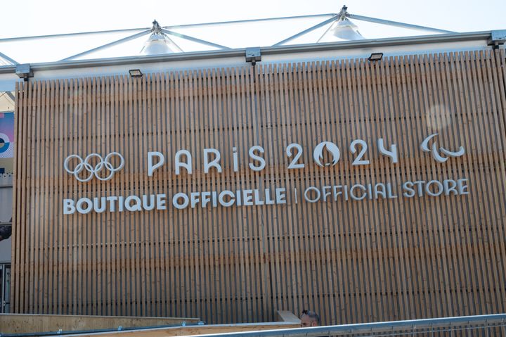 Boutique officielle des Jeux olympiques Paris 2024 installée sur les Champs-Élysées, à Paris, le 25 juin 2024. (RICCARDO MILANI / HANS LUCAS / AFP)