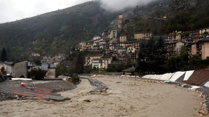 La Roya en crue à Saint-Dalmas-de-Tende, dans les Alpes-Maritimes, le 20 octobre 2023. (JEAN FRANCOIS OTTONELLO / MAXPPP)