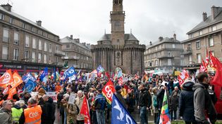 La mobilisation contre la réforme des
                      retraites dans le fief de la Première ministre, à
                      Vire, a réuni 3 100 personnes selon la préfecture.
                      (LOU BENOIST / AFP)