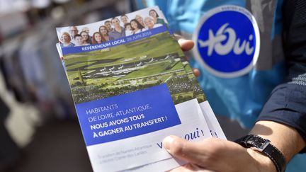 Un militant pro-Notre-Dame-des-Landes distribue un tract à Nantes, le 22 juin 2016. (LOIC VENANCE / AFP)