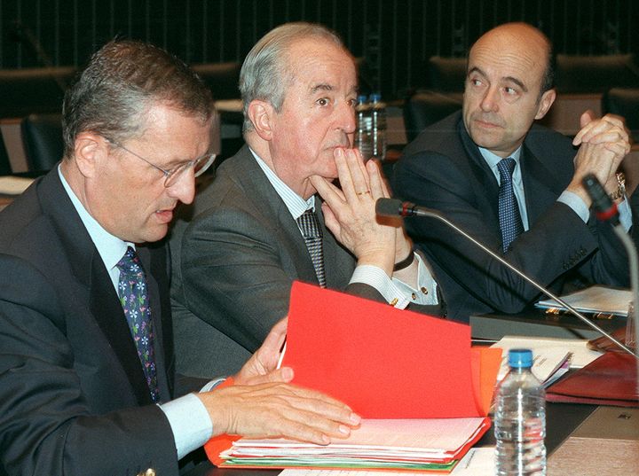 Fran&ccedil;ois L&eacute;otard, Edouard Balladur et Alain Jupp&eacute;,&nbsp;le 21 avril 1998, lors de leur audition par la mission parlementaire sur le Rwanda. (ERIC FEFERBERG / AFP)