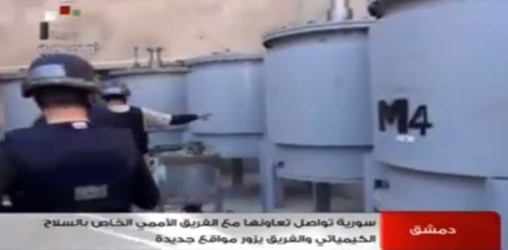 Cette&nbsp;capture d'écran de la télévision syrienne, en octobre 2013, montre des enquêteurs de l'OIAC au travail sur un site inconnu.&nbsp; (SYRIAN TELEVISION)