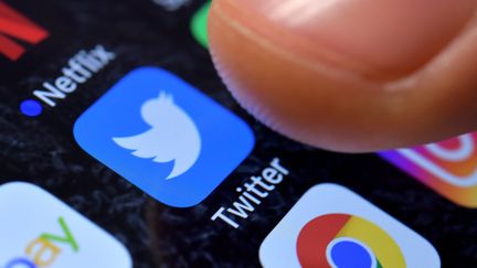 Le raccourci vers l'application Twitter, sur un téléphone. (SASCHA STEINBACH / EPA)