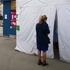 Une patiente qui attend&nbsp;de se faire dépister, devant une pharmacie.&nbsp; (ROMANE BRISARD / FRANCEINFO)