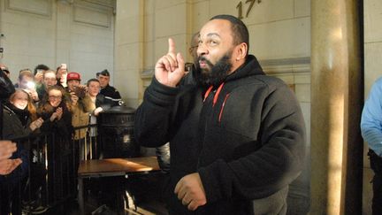 Dieudonn&eacute; au tribunal de Paris le 13 d&eacute;cembre 2013. (PATRICE PIERROT / CITIZENSIDE / AFP)