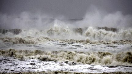 Le niveau de la mer s'est &eacute;lev&eacute; de trois &agrave; quatre m&egrave;tres sur les c&ocirc;tes. (BISWARANJAN ROUT / AP / SIPA)