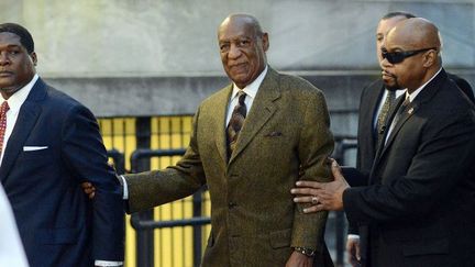 Atteint de quasi-cécité, le comédien Bill Cosby sort de l'audience préliminaire pour des accusations d'agression sexuelle, le 2 Février 2016, au Palais de justice du comté de Montgomery à Norristown, en Pennsylvanie. (WILLIAM THOMAS CAIN / GETTY IMAGES NORTH AMERICA / AFP)