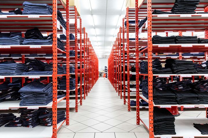 Des jeans dans l'usine 1083 (Courtesy of 1083)