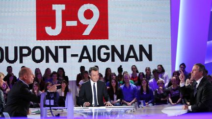 Le 13 avril 2012, sur le plateau du Grand Journal sur Canal +, dialogues musclés entre le candidat à la présidentielle Nicolas Dupont-Aignan, (à droite), Michel Denisot (centre), et Jean-Michel Aphatie (à gauche). (KENZO TRIBOUILLARD / AFP)