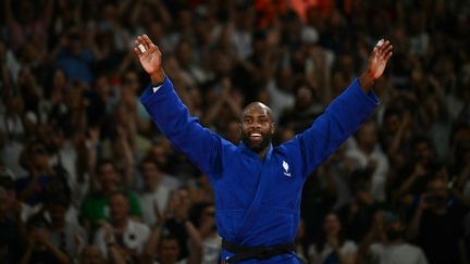 La joie de Teddy Riner, vainqueur de la finale de la catégorie des + 100 kg des Jeux olympiques de Paris, synonyme de nouvelle médaille d'or, le 2 août 2024. (LUIS ROBAYO / AFP)