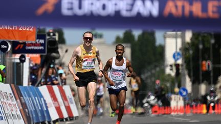 Alors que la victoire semblait promise à l'Israélien Maru Teferi sur le marathon des Championnats européens de Munich, l'Allemand Richard Ringer a placé une accélération décisive dans les tous derniers mètres pour aller chercher la victoire en 2H 10 minutes et 19 secondes. Un autre Israélien, Gashau Ayale, complète le podium tandis que le premier Français Nicolas Navarro prend la 5e place.