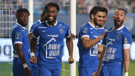 La joie des Troyens, sacrés champions de Ligue 2 après leur victoire contre Dunkerque samedi 8 mai (FRANCOIS NASCIMBENI / AFP)