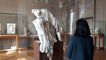 Oeuvre monumentale en plâtre et tissu, restaurée pour l'exposition, la sculpture de Rodin&nbsp;"Absolution" est exposée pour la première fois au public. Le sculpteur ne l'avait jamais présentée de son vivant.&nbsp; (ANNE CHEPEAU / RADIO FRANCE)