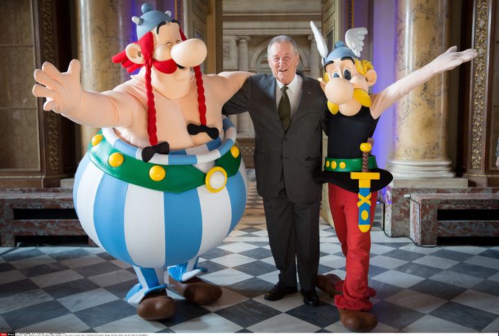 Albert Uderzo posant avec Astérix et Obélix. (ROMUALD MEIGNEUX/SIPA)