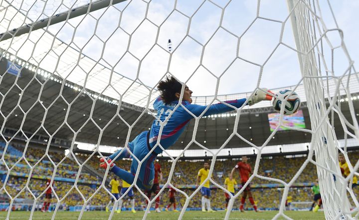 Le gardien du Mexique, Guillermo Ochoa, auteur d'un match extraordinaire contre le Br&eacute;sil, le 17 juin 2014.&nbsp; (YURI CORTEZ / AFP)