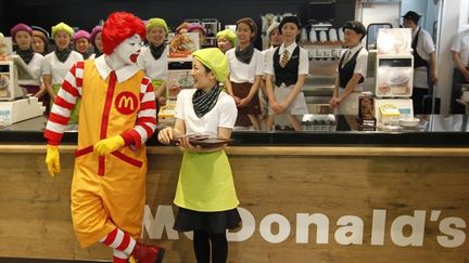 Ronald, mascotte de McDonald's, dans l'un des restaurants de l'enseigne de fast-food &agrave; Tokyo (Japon), le 29 avril 2012. (KIM KYUNG HOON / REUTERS)