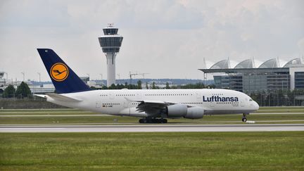 Un avion de la compagnie Lufthansa est sur le tarmac à Munich (Allemagne), le 23 mai 2018. (FRANKHOERMANN / SVEN SIMON / AFP)