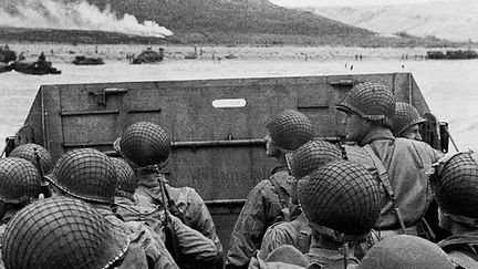 Des soldats américains, à bord d'une barge, s'apprêtant à débarquer sur une plage normande, le 6 juin 1944. (AFP / STF)