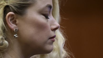 L'actrice américaine Amber Heard attend que le jury annonce le verdict au palais de justice du comté de Fairfax (Virginie, Etats-Unis), le 1er juin 2022. (EVELYN HOCKSTEIN / POOL / AFP)