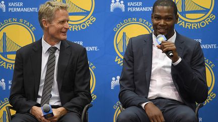 Steve Kerr, l'entraîneur des Warriors, aux côtés de son nouveau joueur Kevin Durant (THEARON W. HENDERSON / GETTY IMAGES NORTH AMERICA)