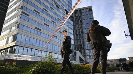 Plusieurs fenêtres de tours de bureaux ont été soufflées par des attaques de drones à Moscou, le 30 juillet 2023. (ALEXANDER NEMENOV / AFP)