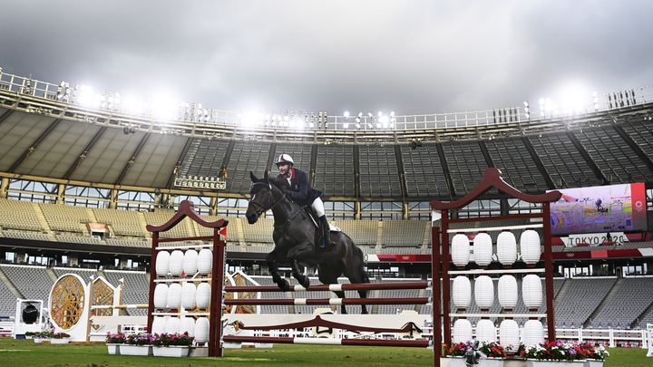 Le pentathlète français Valentin Belaud lors de l'épreuve de saut d'obstacles aux JO de Tokyo, le 7 août 2021. (JEAN-MARIE HERVIO / AFP)