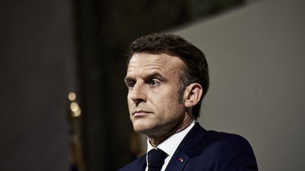 Emmanuel Macron à Paris, le 12 juin, lors d'une conférence de presse, suite à sa décision de dissoudre l'Assemblée nationale. (ANTONIN BURAT / LE PICTORIUM / MAXPPP)