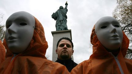 Mourad Benchellali, Fran&ccedil;ais emprisonn&eacute; &agrave; Guantanamo de 2001 &agrave; 2004, lors d'une manifestation hostile &agrave; la prison militaire am&eacute;ricaine, le 6 janvier 2007, &agrave; Paris. (MAXPPP)