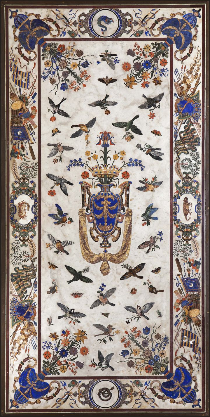 La Grande Table des Orsini est une pièce monumentale offerte en 1659 au cardinal Mazarin par les princes Orsini. Cette table au plateau en marbre de Carrare incrusté de lapis-lazuli, de jaspes, de nacre et d’une multitude de gemmes, fut ensuite acquise par Colbert pour Louis XIV. C'est l'une des pièces phares des collections du Muséum, illustrant avec brio l’usage des gemmes dans les arts décoratifs. (PHOTOGRAPHER:BERNARD FAYE)