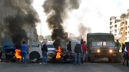 Des manifestants libanais bloquent une route dans la ville de Tripoli (Liban), dans le nord du pays, le 20 décembre 2019. (AFP)