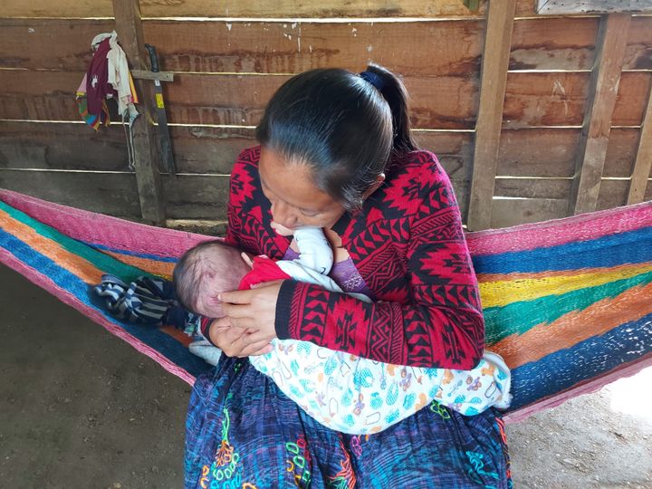 Dans les villages qui bordent le lac, les nourrissons développent régulièrement des problèmes de peau. (JULIE PIETRI / RADIO FRANCE)