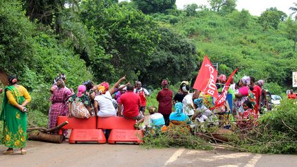 Des personnes&nbsp;participent à un barrage routier, le 9 mars 2018 près de Koungou&nbsp;à Mayotte, dans le cadre d'un mouvement pour protester contre l'insécurité et le manque de développement. (ORNELLA LAMBERTI / AFP)