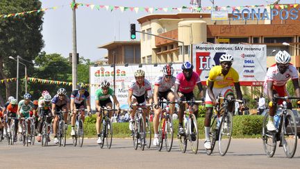 Le peloton sur le Tour du Faso 2012 (AHMED OUABA / AFP)