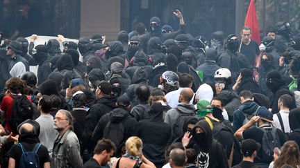 Des "Black blocs" lors d'une manifestation à Paris en 2018. (ERIC FEFERBERG / AFP)