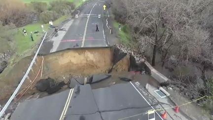 Un trou béant de 30 m de large sur une route de Californie