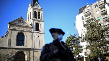 Un soldat français de la force Sentinelle en patrouille devant une église à Paris.&nbsp; (CHRISTOPHE ARCHAMBAULT / AFP)