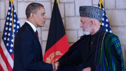 Le pr&eacute;sident am&eacute;ricain, Barack Obama, en visite surprise &agrave; Kaboul (Afghanistan), serre la main du pr&eacute;sident afghan, Hamid Karza&iuml;, le 1er mai 2012. (MANDEL NGAN / AFP)