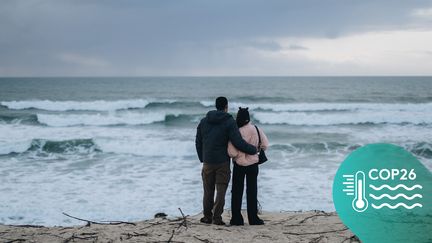 Un couple regarde l'océan, le 15 janvier 2021 à Biscarrosse (Landes). (PIERRE MOREL / FRANCEINFO)