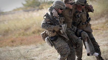 Le même jour, un autre soldat est blessé, le caporal Zachary Densmor. Sa jambe a été fracturée par un engin explosif improvisé. (AFP PHOTO / BEHROUZ MEHRI)