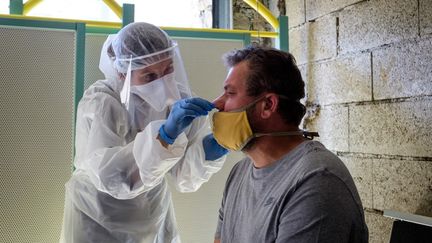 Une infirmière effectue un test de dépistage du Covid-19 à Sedan (Ardennes), dans la région Grand Est, le 18 mai 2020. (VIKTOR POISSON / HANS LUCAS / AFP)